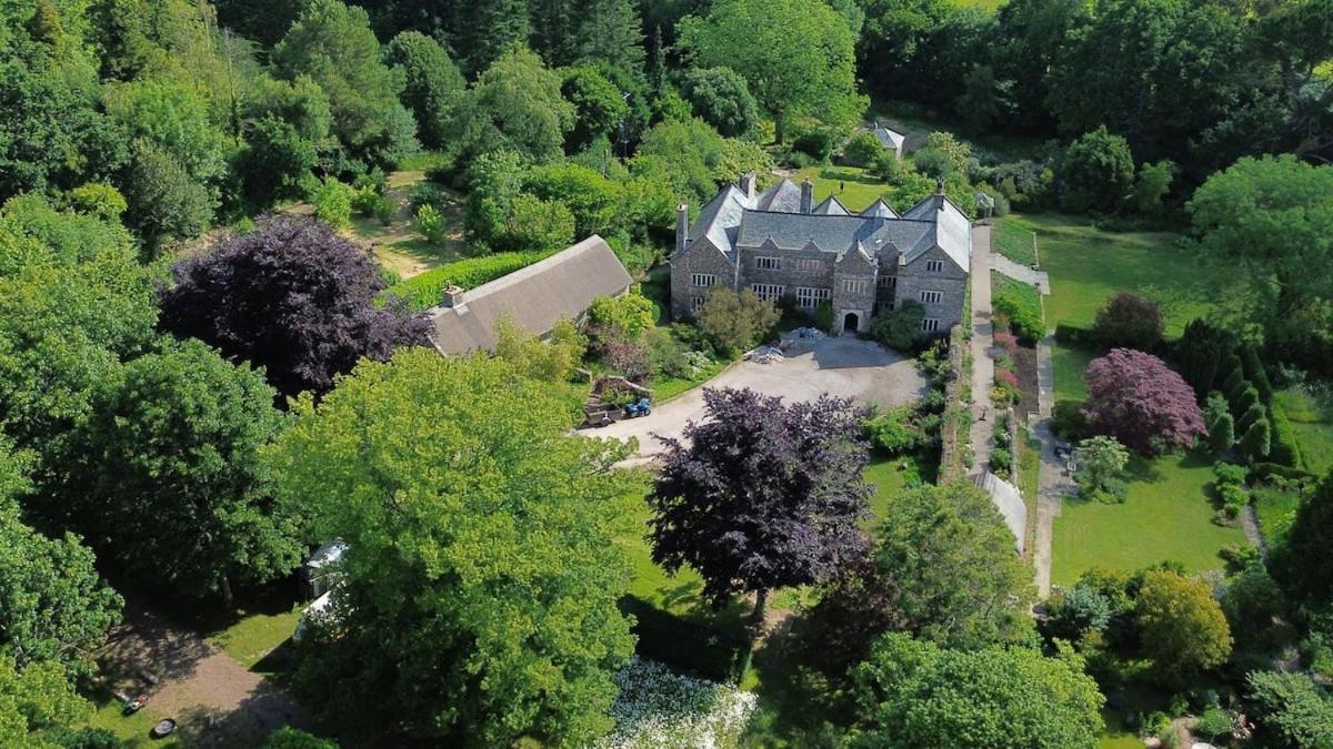 Manor *